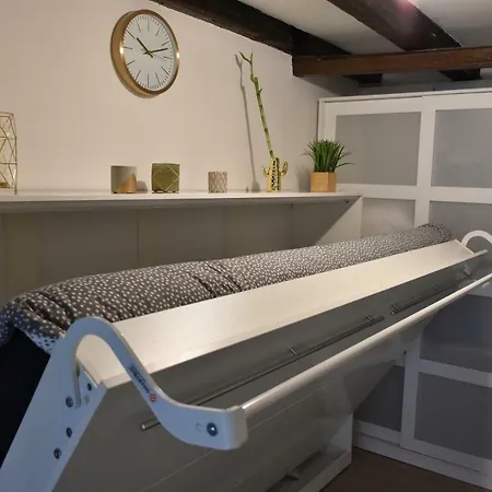 Central & Cosy City Center Apartment *