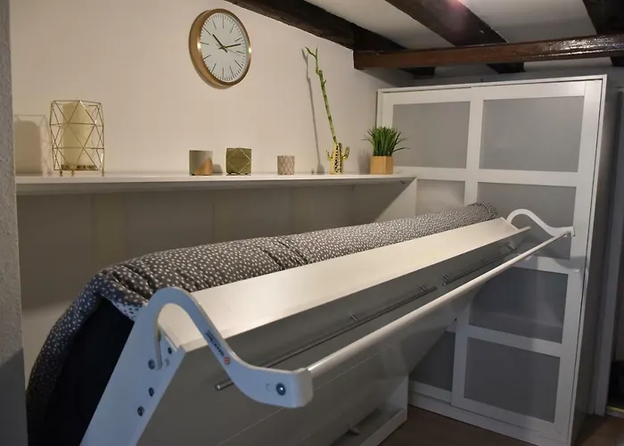 Central & Cosy City Center Apartment *